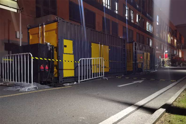 新野柴油发电机组的输出电压是如何调节的？