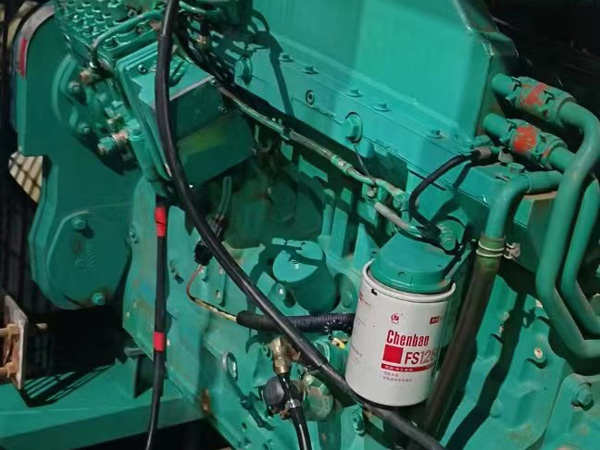 新野如何确定新的发电机组控制系统是否与原系统兼容？