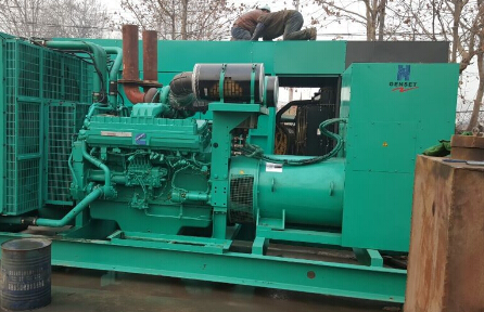 新野发电机组如何判断水冷式机油散热器内部是否需要清洗？